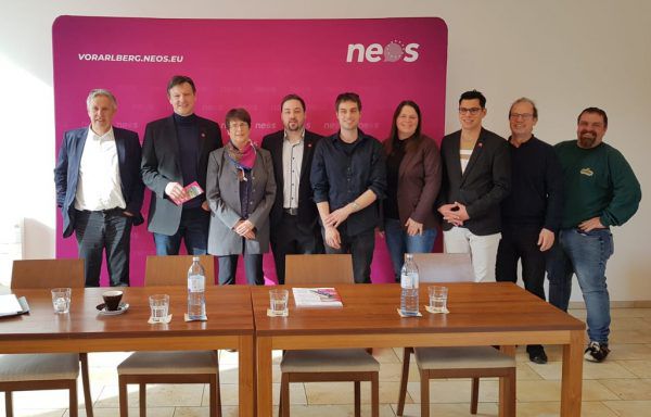 Neos plus mit Spitzenkandidat Alexander Moosbrugger (Zweiter von links). Neos
