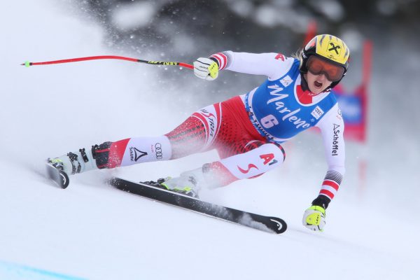 Ortlieb in Fahrt, beim Jubeln und als von ihren Teamkolleginnen gefeierte Siegerin. GEPA (3)