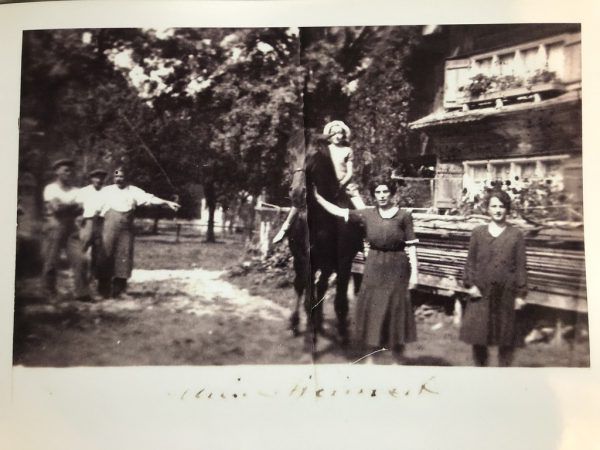 Rechts: Eine alte Aufnahme des traditionellen Rheintalhauses (Jahr unbekannt). Unten: Vor der Renovierung im Jahr 1980.