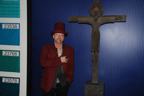 Rechts: Künstler Flatz neben seinem romanischen Kreuz. Kleines Bild: Flatz 2003 vor seiner Arbeit im Kunstraum Dornbirn. Klaus Hartinger (1)/Wolfgang Ölz (1)