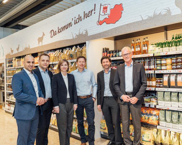 Robert Feichtenschlager und Alexandra Draxler-Zima mit Werner und Arno Riedmann.MERKUR Warenhandels AG/Brabetz