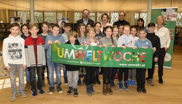 Schüler der Volksschule Mittelfeld präsentieren im Hinblick auf die Umweltwoche im Juni ihr Projekt „Tauschen statt Kaufen“. vlk