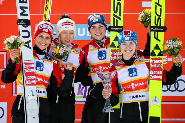 Eva Pinkelnig nach ihrem zweiten Platz in Ljubno, mit den erfolgreichen Teamkolleginnen und während des Sprunges (v.l.). Gepa (3)
