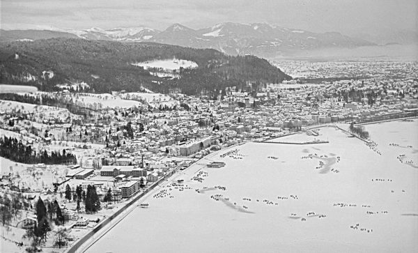 Zisterzienser Pater mit Zöglingen (oben). Blick auf Bregenz und den zugefrorenen Bodensee im Februar 1963 (l.).Sammlung Risch-Lau Vorarlberger Landesbibliothek, Oskar Spang, Stadtarchiv, Bregenz