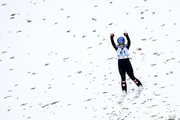 Zwei Fäuste für den zweiten Platz von Eva Pinkelnig. gepa