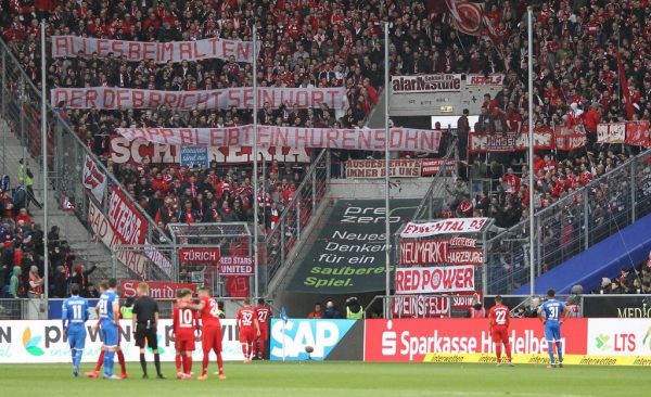 Zwei Mal wurde in der Bayern-Kurve ein beleidigendes Spruchband entrollt. APA