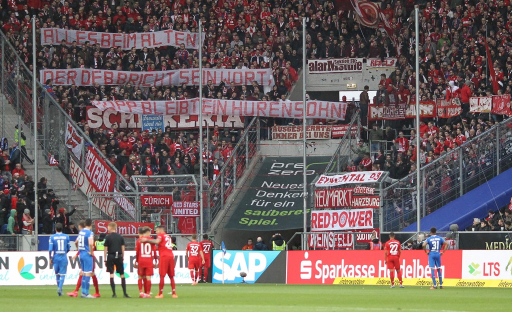 Bayern Fans Zeigen Sich Uneinsichtig Neue Vorarlberger Tageszeitung The bayern kurve is an amusement ride made in both a portable and park model that debuted in 1965 and was invented by german engineer anton schwarzkopf durin. neue vorarlberger tageszeitung