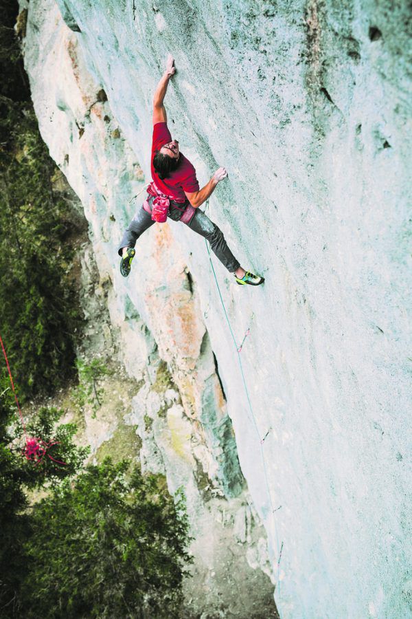 Alex Luger in seinem Element: An einer Felswand in der Schweiz 2019. Jacopo Larcher