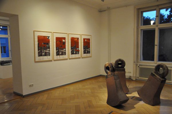 An der Wand zu sehen sind Bilder von Dierk Berthel. Wolfgang Ölz
