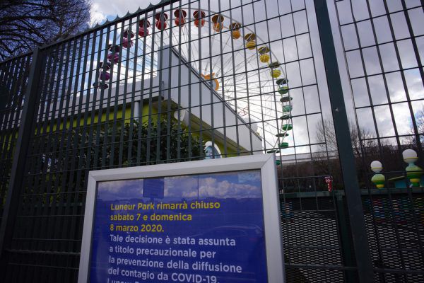Auch Vergnügungsparks, wie hier in Rom, bleiben geschlossen. AP Photo/Domenico Stinellis