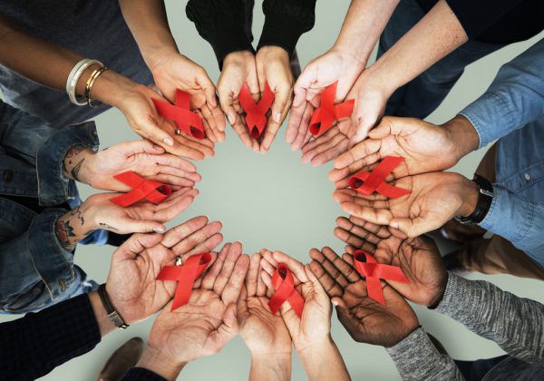 Auch wenn man eine HIV-Infektion heute bereits sehr gut therapieren kann, ist die Stigmatisierung nach wie vor sehr groß. Shutterstock