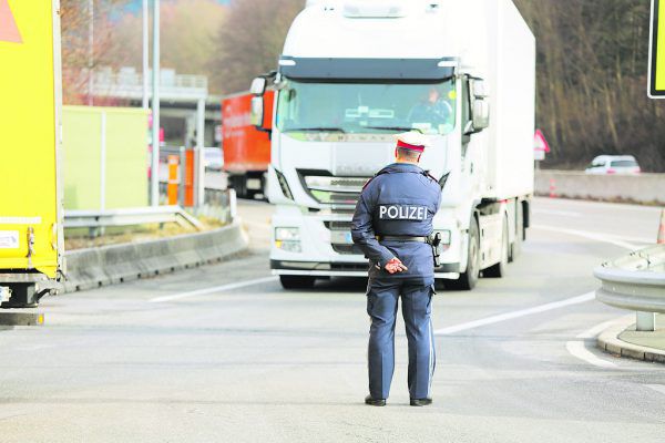 Bei einer Lkw-Kontrolle wurden die beiden Fahrer erwischt.Symbolbild LPD Vorarlberg