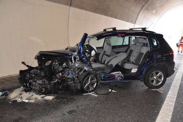Beim Unfall wurden drei Menschen verletzt.  Kapo St. gallen