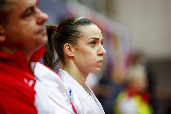 Bettina Plank blickt nach vorne. Gepa