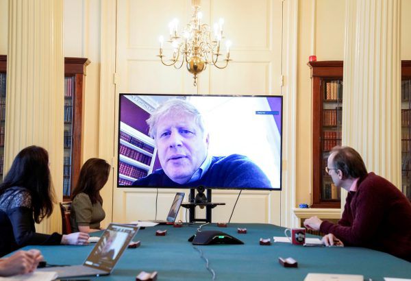 Boris Johnson ist in Isolation und tauscht sich per Video aus. Reuters
