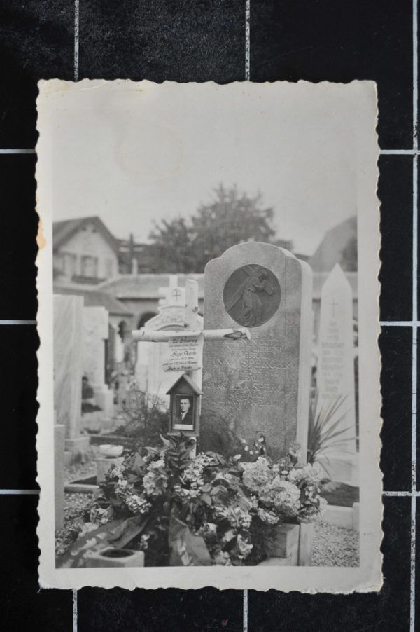 Das Birkenkreuz mit Foto in Lustenau, das bald danach mutwillig entfernt wurde.
