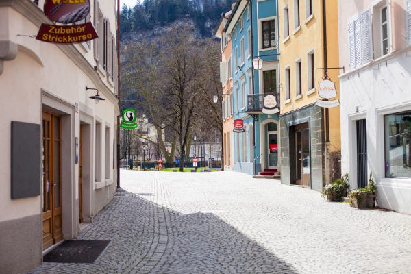 Derzeit sind die Straßen leergefegt, aber die Geschäftsleute versuchen dennoch zu verkaufen. Stadt Feldkirch