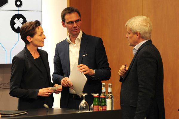 Foto links: Am 5. März wurde die Öffentlichkeit über den ersten Corona-Fall in Vorarlberg informiert.