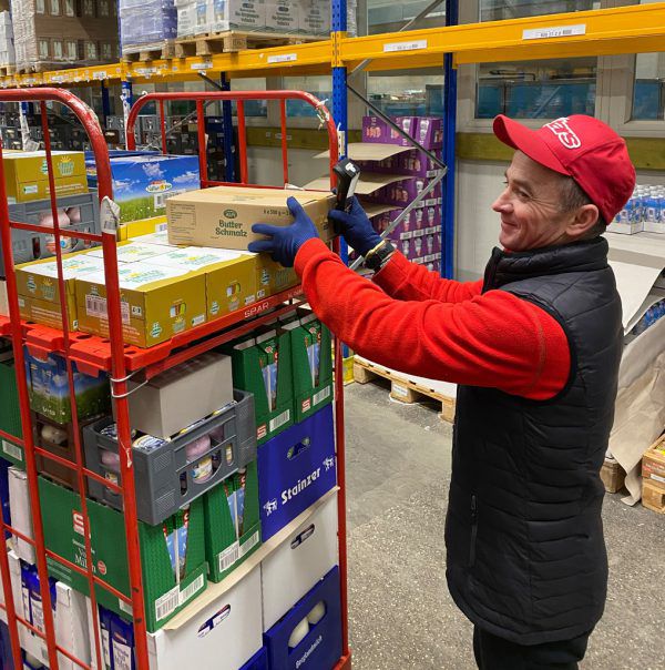 Die Mitarbeiter der Lebensmittelgeschäfte zeigen vollen Einsatz.Spar