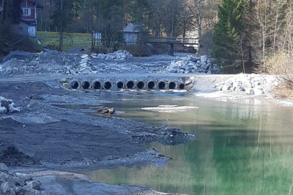 Die Umfahrung führt über eine Furt, die von Pkw passiert werden kann. Stadt Dornbirn