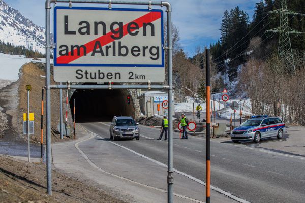 Die Zufahrtsstraßen in die Orte am Arlberg sind seit gestern 12 Uhr gesperrt. Es gibt kein Rein- und kein Rauskommen. Steurer (2)