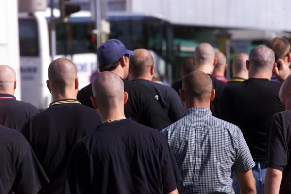 Dieses Foto von einer Demo in Bregenz im Jahr 2000. Mittlerweile hält sich die Neonazi-Szene eher im Hinter­grund. Straftaten gibt es dennoch.  Hartinger