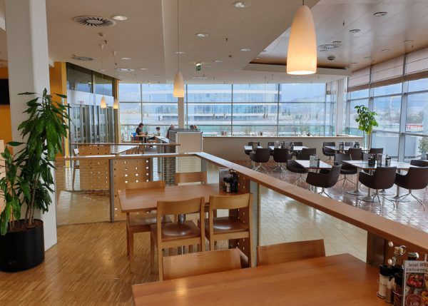 Ein leeres Restaurant im Einkaufszentrum. APA/JOCHEN HOFER