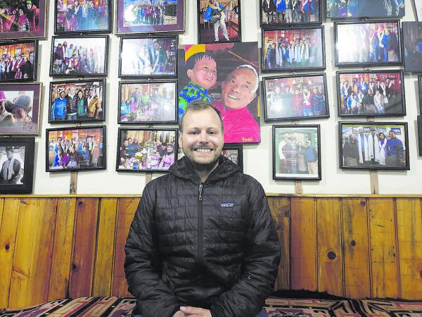 Felix Jagg im Gemeinschaftsraum einer Lodge in Namche Bazar. Jagg