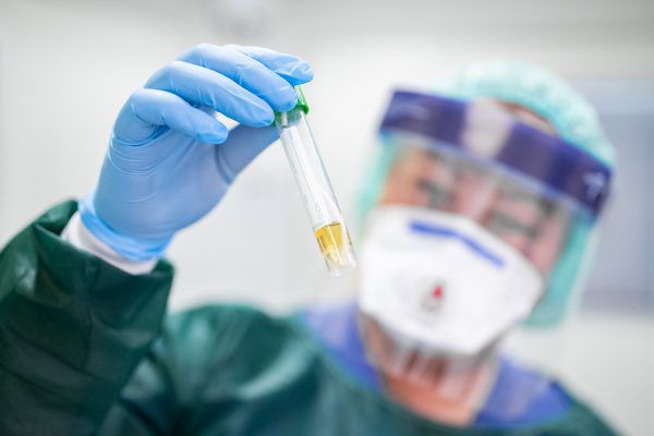 Die Unternehmer spenden für die Anschaffung von Schutzkleidung. Symbolbild/dpa