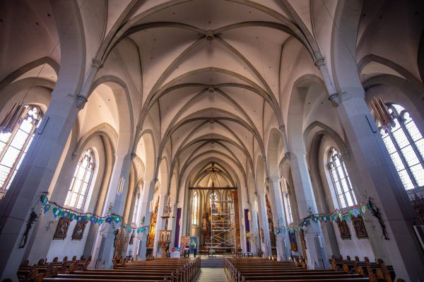 Im ganzen Land finden derzeit keine Gottesdienste statt, die Kirchen sind wie hier in Frastanz leer – der Pfarrer der dortigen Gemeinde Norman Buschauer (kl. Bild). Klaus Hartinger(2), Privat