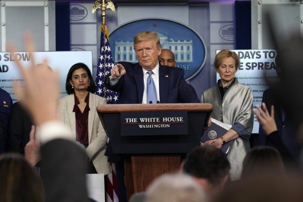 Im Juli oder August ist die Pandemie überstanden, meint Donald Trump. AP/Vucci