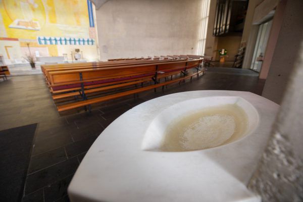 Die Weihwasserbecken sind leer, doch die Junge Kirche Vorarlberg schafft Abhilfe. Hartinger