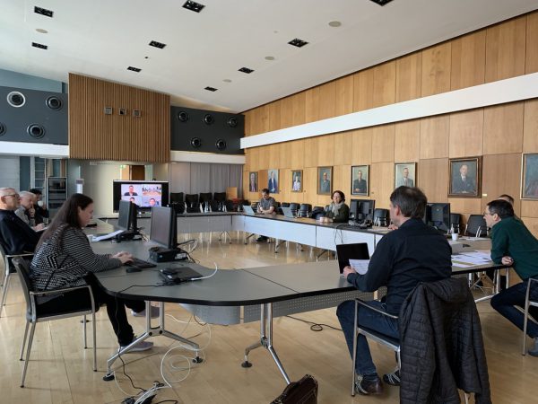 In der Gemeindeeinsatzleitung wird auf entsprechenden Abstand geachtet.