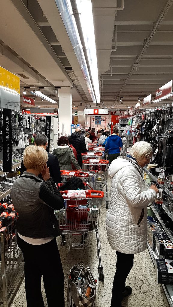 Kein Weiterkommen an der Grenze, lange Schlangen im Supermarkt: Vorarlberg in Zeiten der Corona-Krise. Sarah Mistura (2)