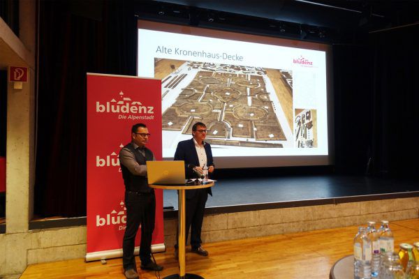 Links: das Kriegerdenkmal, oben: Stefan Kirisits (l.) und Christoph Thoma bei der Pressekonferenz.  NEUE/STADT BLUDENZ