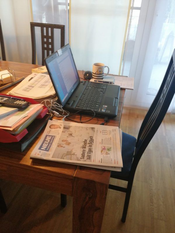 Lisa Weber aus Schwarzach arbeitet am Vormittag von zu Hause aus und genießt dann die Sonne.