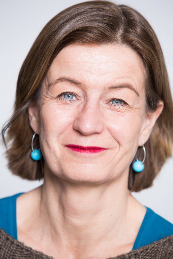 Maria Fliri, Marion Freundorfer und Peter Bocek schwimmen – im großen Bild – im Geld. Kleines Bild: Barbara Herold. Mark Mosman (1)/Bettina Frenzel (1)