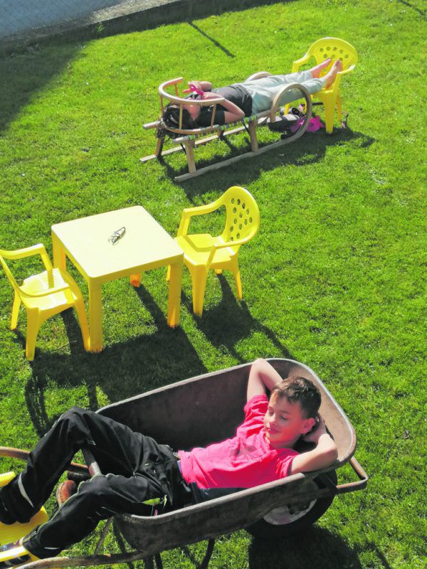 Martin und Nicole genießen die Zeit an der Sonne und haben sich aus Rodel und Schubkarre ihre Liegestühle gemacht.