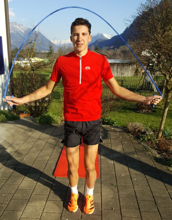 Moritz Meier (oben) und Noah Künz nutzen den eigenen Garten und das schöne Wetter für ihre Einheiten. privat (2)