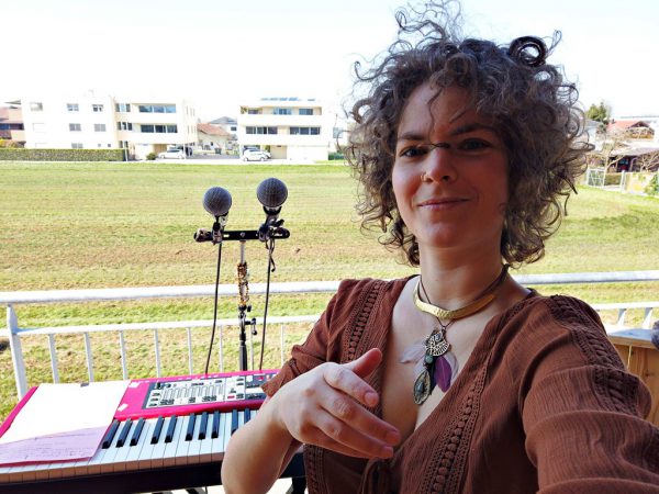 Musikerin Magdalena Grabher bei ihrer „Balkon-Session“. Mit dem QR-Code oben geht es direkt zu ihrem Song „Blieban Dahoam“ auf Youtube.Magdalena Grabher