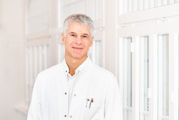 Primar Günter Höfle ist Chefarzt im Landeskrankenhaus Hohenems, wo gestern der erste Corona-Patient Vorarlbergs verstarb. KHBG
