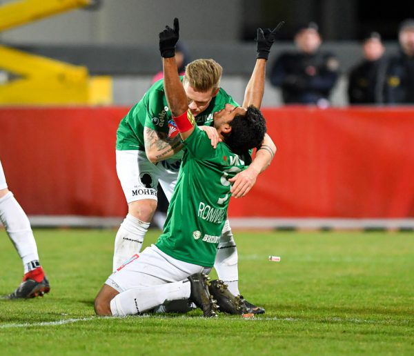 Ronivaldo und Thomas Mayer feierten den entscheidenden Elfmetertreffer des Brasilianers. Gepa/Lerch