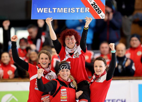 Sohm-Armellini (oben) mit ihren erfolgreichen Teamkolleginnen. BÖE