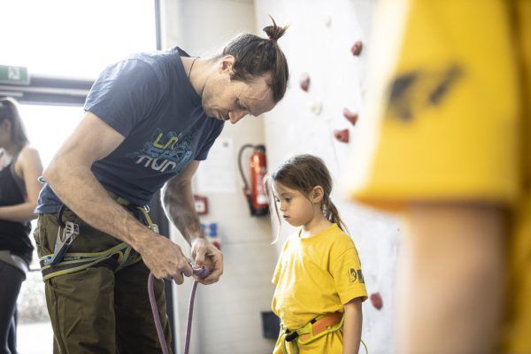 Trainer Martin Nigsch erklärt Luisa Primus-Zumtobel den Knoten.  sams