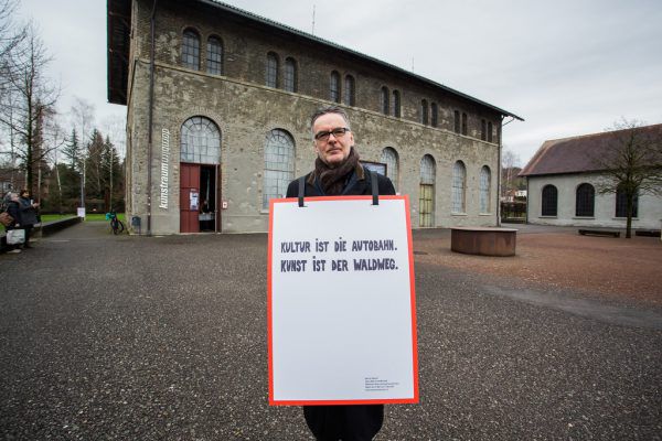 Werner Reiterer (im kleinen Bild mit Thomas Häusle) vor dem Kunstraum Dornbirn. Philipp Steurer (2)