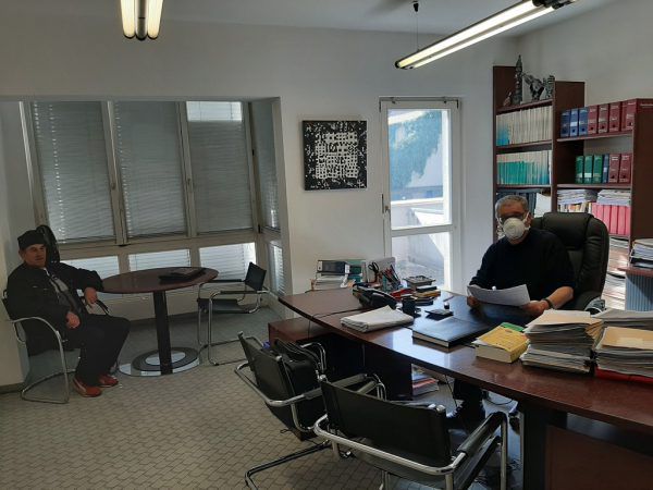 Besprechung mit Schutzmaske: Rechtsanwalt German Bertsch in seiner Kanzlei in Feldkirch. Privat