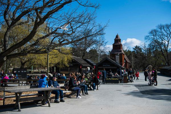 Besucher im Freiluftmuseum Skansen in Stockholm am Samstag. afp