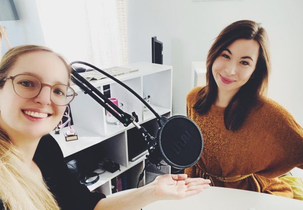 Carina Huber (l.) im Gespräch mit Tänzerin Sibylle Hasler. Carina Huber