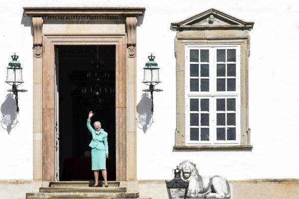 Dänemarks Königin Margrethe winkt aus der Ferne. AP