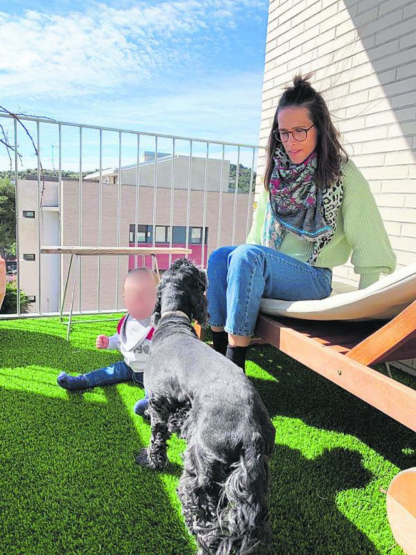 Der Balkon bietet Martina Gächter, dem kleinen Sohn Pol und Hund Wilma frische Luft. Privat